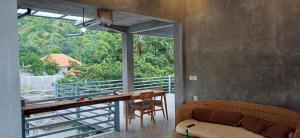 Una sala de estar con una mesa y una gran ventana. en Amed Mountain View, en Amed