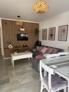Telewizja i/lub zestaw kina domowego w obiekcie Apartamento la almadraba