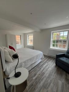 ein Schlafzimmer mit einem Bett und einem Tisch mit einer Lampe in der Unterkunft Yugogo One-Bedroom Apartment 37 London Road in St Albans