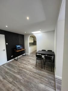 ein leeres Büro mit einem Tisch und Stühlen in einem Zimmer in der Unterkunft Yugogo One-Bedroom Apartment 37 London Road in St Albans