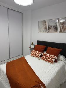 Łóżko lub łóżka w pokoju w obiekcie Apartamento la almadraba