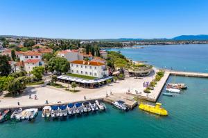 马林斯卡The House的鸟瞰港口,水面上停泊着船只