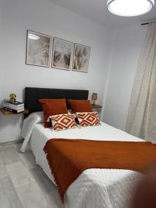Łóżko lub łóżka w pokoju w obiekcie Apartamento la almadraba