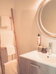 ein Badezimmer mit Waschbecken und Spiegel in der Unterkunft Hotel La Licorne in Carnac + 70 Fotos