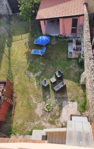 QuilianoにあるLa Torretta Casa vacanza con giardinoの青い傘のある庭の航空写真 +1枚の写真