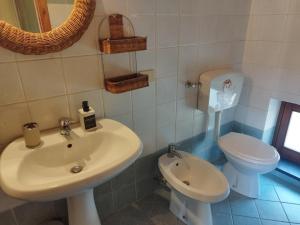QuilianoにあるLa Torretta Casa vacanza con giardinoの洗面台とトイレ付きのバスルーム