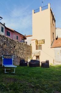 QuilianoにあるLa Torretta Casa vacanza con giardinoの隣庭の青いベンチ