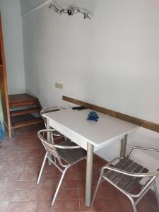 QuilianoにあるLa Torretta Casa vacanza con giardinoの白いテーブルと椅子2脚