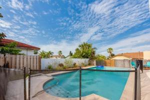una piscina en un patio con valla en Large pool home & blocks away from the beach, en Daytona Beach