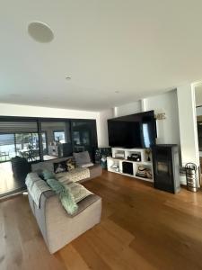a living room with a couch and a flat screen tv at Le soleil de pessac in Pessac +6 photos