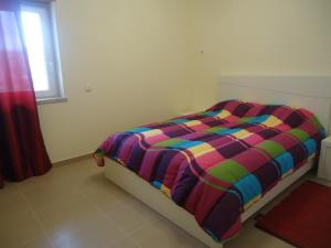Un pat sau paturi într-o cameră la Apartamento Gamboa-Frente à Praia