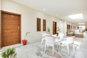 Istumisnurk majutusasutuses Collection O Hotel RR Eleven