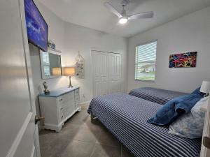 ein Schlafzimmer mit zwei Betten und einem Deckenventilator in der Unterkunft Close to Englewood and Boca Grande beach, monthly New Vacation Villa in Englewood