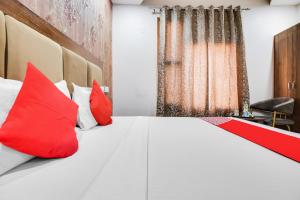Voodi või voodid majutusasutuse Collection O Hotel RR Eleven toas