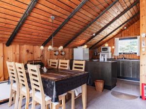 Kuchyň nebo kuchyňský kout v ubytování 8 person holiday home in Løgstør-By Traum