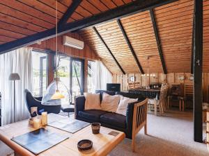 Posezení v ubytování 8 person holiday home in Løgstør-By Traum
