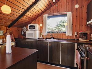 Kuchyň nebo kuchyňský kout v ubytování 8 person holiday home in Løgstør-By Traum