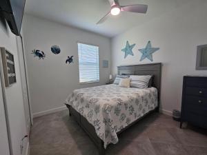 Ein Bett oder Betten in einem Zimmer der Unterkunft Close to Englewood and Boca Grande beach, monthly New Vacation Villa