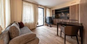 een woonkamer met een bank en een tafel bij Santer Klause in Merano