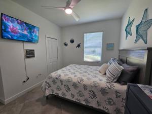 Ein Bett oder Betten in einem Zimmer der Unterkunft Close to Englewood and Boca Grande beach, monthly New Vacation Villa