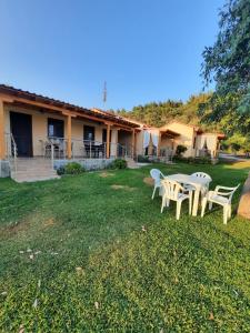 un tavolo e sedie nel cortile di una casa di Bungalows anestis a Toroni
