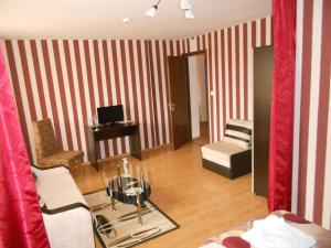 TV a/nebo společenská místnost v ubytování Guest House Tsenovi