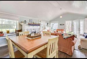 una sala de estar con una mesa y un sofá en Serenity Lake House, en Palms