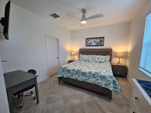 Ein Bett oder Betten in einem Zimmer der Unterkunft Close to Englewood and Boca Grande beach, monthly New Vacation Villa