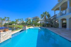 Bazén v ubytování Luxury Oceanview at Cinnamon Cove with Pool nebo v jeho okolí
