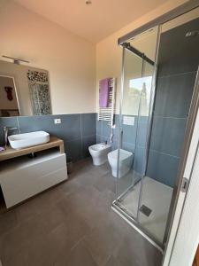 Ένα μπάνιο στο Villa Pieri Appartamento Arancione