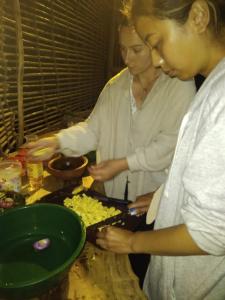 エッラにあるElla Retreat Hotel Hillside Villa for Nature Loversのキッチンに立って料理を準備する2人の女性 +32枚の写真