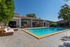 ソリエス・ポンにあるBeautiful Modern villa lei Suza with great pool exotic gardenの裏庭(スイミングプール、家あり)