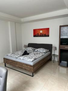 une chambre avec un lit dans une pièce dans l'établissement no9, Stylish apartment in Bratislava, à Bratislava