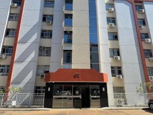 een appartementencomplex met een rood dak bij Apto moderno, aconchegante e bem localizado, próximo a P Federal, ENAP, LBV, Aeroporto na Asa Sul - Brasília in Brasilia