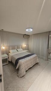 Ένα ή περισσότερα κρεβάτια σε δωμάτιο στο Luxurious apartment with lake side