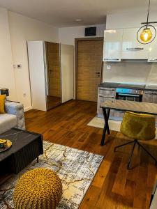 ノヴィサドにあるGrey & Yellow appartementのソファとテーブルのあるリビングルーム