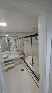 Ένα μπάνιο στο Luxurious apartment with lake side