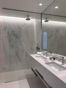 a bathroom with two sinks and a large mirror at Douro Scala in Mesão Frio