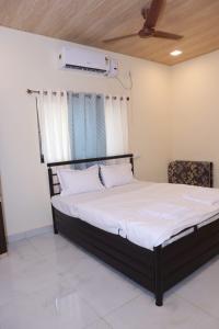 a bedroom with a bed in a room at Keshav Villa Sea View Holiday Home in Jāmb