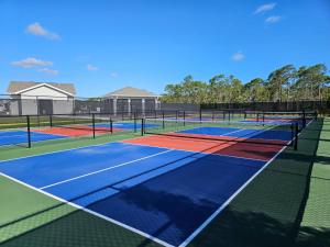 ein paar Tennisplätze auf einem Platz in der Unterkunft Close to Englewood and Boca Grande beach, monthly New Vacation Villa in Englewood