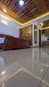 Habitación grande con cama y armarios de madera. en MB Suite Cogefar, en Douala