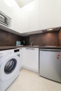 A kitchen or kitchenette at No8 Spacious City Center Apartment Még 17 kép