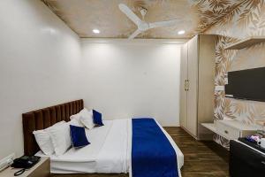 Postel nebo postele na pokoji v ubytování The leaf resort Mahabaleshwar