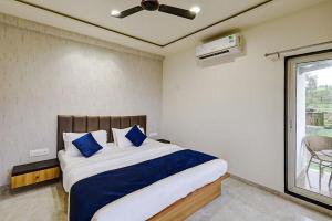 Postel nebo postele na pokoji v ubytování The leaf resort Mahabaleshwar