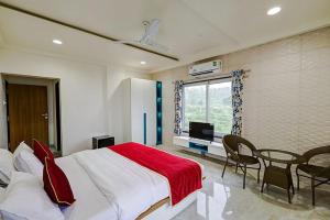 Postel nebo postele na pokoji v ubytování The leaf resort Mahabaleshwar