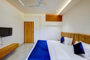 Postel nebo postele na pokoji v ubytování The leaf resort Mahabaleshwar
