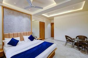 Postel nebo postele na pokoji v ubytování The leaf resort Mahabaleshwar