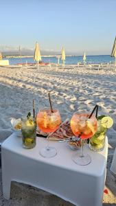 een tafel op het strand met drankjes erop bij Vel Marì - Rooms on the Beach in Alghero
