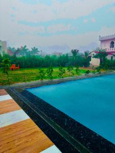 Bazén v ubytování Kesariya Bagh Resort Pushkar nebo v jeho okolí