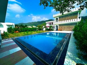 Bazén v ubytování Kesariya Bagh Resort Pushkar nebo v jeho okolí